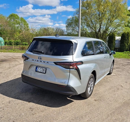 Toyota Sienna cena 229000 przebieg: 10000, rok produkcji 2023 z Trzebiatów małe 121